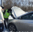 В Рубцовске сотрудники ГИБДД помогли автоледи, оказавшейся в трудной ситуации на дороге в мороз - вРубцовске